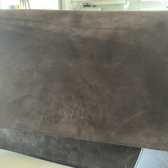GUCCI Brown Suede and leather shoulder handbag. - Picture 2 of 6